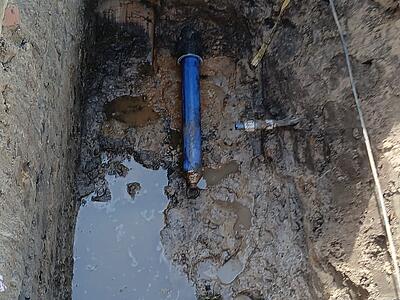 Aus dem alten AZ-Rohr kommt das neue PE-Rohr heraus.