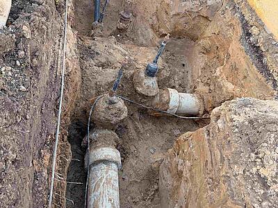 Marode Rohre in Baustelle (alter Schieber)