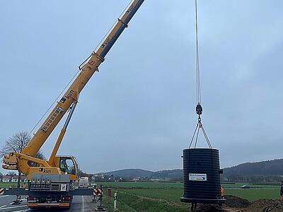 Das Pumpwerk wird per Kran verladen.