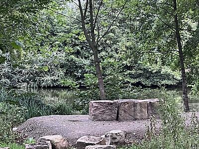 Steine am Bach laden zum Klettern ein.