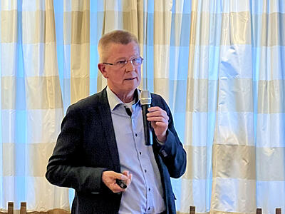 Uwe Bühning hält ein Mikrofon in der Hand und eferiert über den Klimawandel.