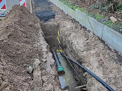 Im Graben liegen Abwasserleitung und Datenkabel.