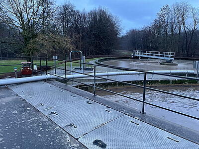 Das Belebungsbecken mit der umschließenden Ringleitung