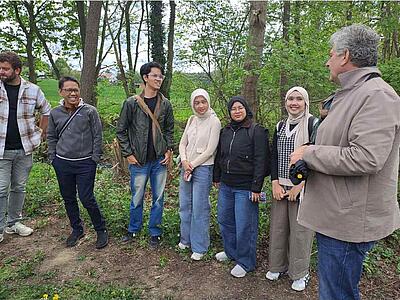 Professor Junker und Studierende