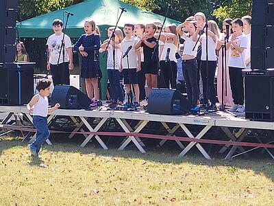 Die Belmer Grundschüler gaben mehrere Lieder zum Besten.