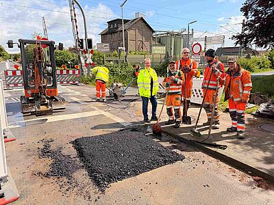 Bauarbeiter und Vertreter der Verbände an der Baustelle