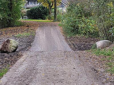 Der Weg zeigt die Senke als Überlauf zwischen Icker Bach und Ententeich