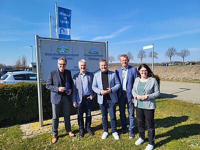 Gruppenbild in Rabber mit v. l. Bürgermeister Guido Halfter, Ratsmitglied Michael Heckmann (beide Bissendorf), Landtagsabgeordneter Guido Pott, Verbandsgeschäftsführer Uwe Bühning, stellv. Kämmerin Kerstin Hanenberg (Bissendorf)den 