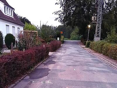 Weiße Markierungen wurden bereits auf der Straße angebebracht.
