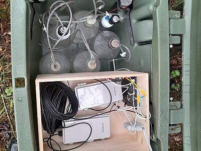 Blick in die Kiste, in der die Messeinrichtungen wasserfest installiert sind