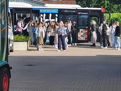 Ein Bus der Fa. Gottlieb im Auftrag der VOS entlädt Schülerinnen und Schüler, die die ZAK besuchen.