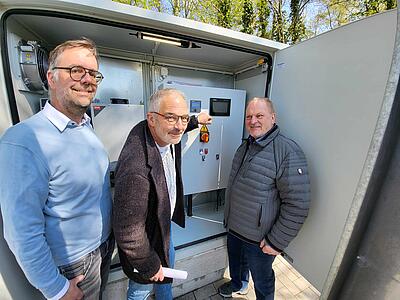 Jörg Klimasch erläutert die Schaltung den Herren Marcus Hensing (links) und Rainer Ellermann (rechts).