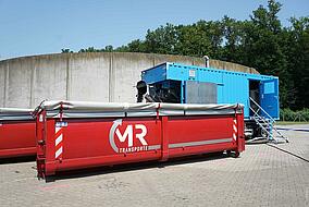 Der entwässerte Klärschlamm wird aus der Anlage direkt in den Transportcontainer befördert.