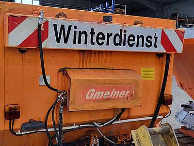 Das Fahrzeug trägt die Aufschrift "Winterdienst".