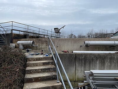 Treppe zum Belebungsbecken, rechts die noch nicht verbundene Belüfterleitung.