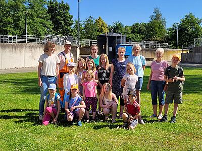 Gruppenbild der Schülerinnen und Schüler mit ihren Lehrerinnen und Ralf Schmieding.