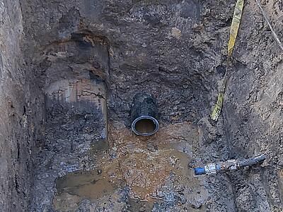 Altes AZ-Rohr freigelegt und für das Inlining im Querschnitt zerschnitten.