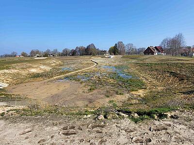 Senke mit geschwungener Rinne