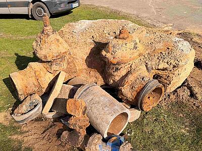 Großer Betonklumpen mit alten Rohren (das alte Widerlager)