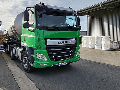 Vorderansicht der DAF-Zugmaschine mit Tankauflieger.