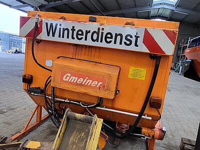 Das Fahrzeug trägt die Aufschrift "Winterdienst".