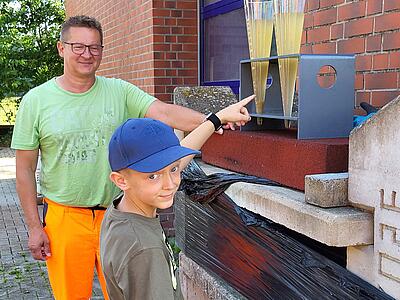 Schüler erklärt Wasserproben