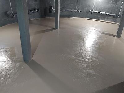 Blick in den Speicher: Der frische Beton der Bodenplatte ist sichtbar. Die Decke wird von Säulen getragen..
