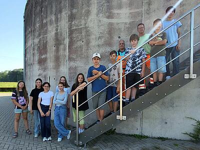 Gruppenfoto der Schülerinnen und Schüler, Lehrerin und Mitarbeiter Wasserverband 