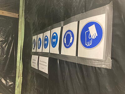 Schilder am Eingang zum Speicher weisen auf Hygiene- und Arbeitsschutz hin.