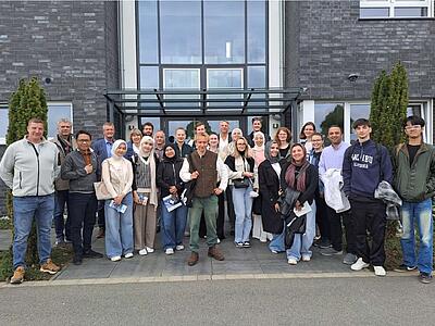 Gruppenfoto mit Teilnehmern vor WV-Geschäftsstelle