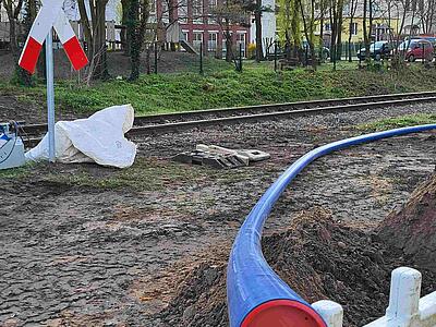 Ein blaues PE-Rohr mit roter Kappe liegt bereit.