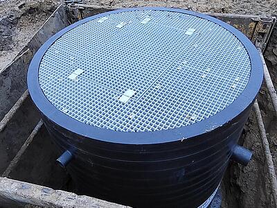 Das Pumpwerk ist in einem Schacht in der Erde eingebaut.