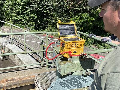 Der Saug-Spül-Wagen wird gesteuert.