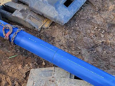 Das PE-Rohr hat im Durchmesser eine Naht. Hier wurden zwei Rohre zusammengepresst.