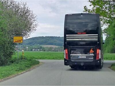Reisebus auf der Landstraße