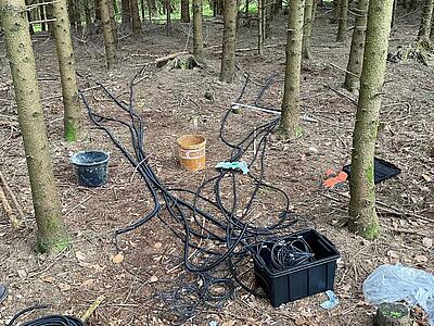 Blick in die Kiste, in der die Messeinrichtungen wasserfest installiert sind